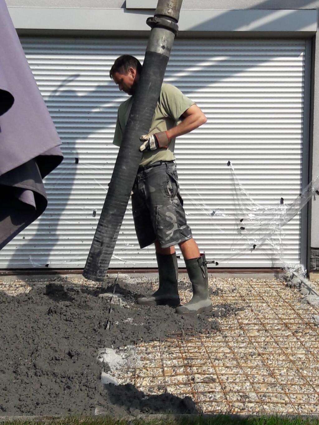 Počas víkendu na dome vo Vojke budoval terasu.
