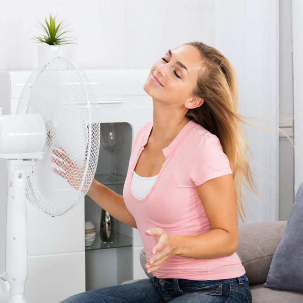 Letia na vás komáre ako na najchutnejší dezert? Zadovážte si ventilátor. Ak ho správne natočíte, nebudú tak intenzívne vnímať váš pach. Vďaka tomu malému triku odrazíte väčší nápor komárov. Poradili vám užívať „béčko“, ktoré má komárov odplašiť? Toto tvrdenie nie je dokázané.