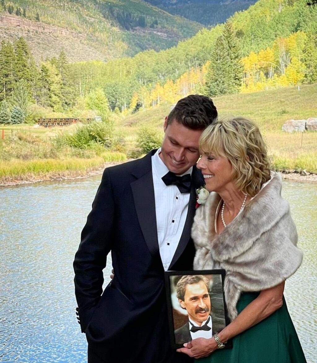 Zosnulý otec americkej lyžiarky a jej brat bol prítomný na svadbe aspoň v zarámovanej fotografii.