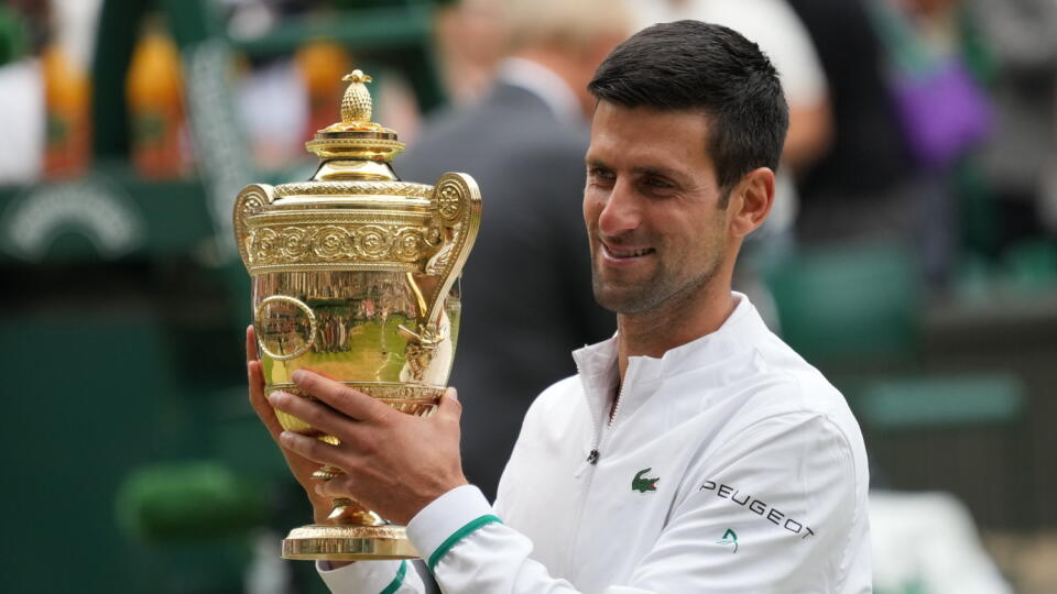 JB 89 Londýn - Srbský tenista Novak Djokovič pózuje s trofejou po jeho výhre nad Talianom Matteom Berrettinim vo finále dvojhry na grandslamovom tenisovom turnaji Wimbledon v Londýne 11. júla 2021. FOTO TASR/AP
Serbia's Novak Djokovic holds the winner's trophy after his victory over Italy's Matteo Berrettini during the men's singles final match on day thirteen of the Wimbledon Tennis Championships in London, Sunday, July 11, 2021. (AP Photo/Alberto Pezzali)