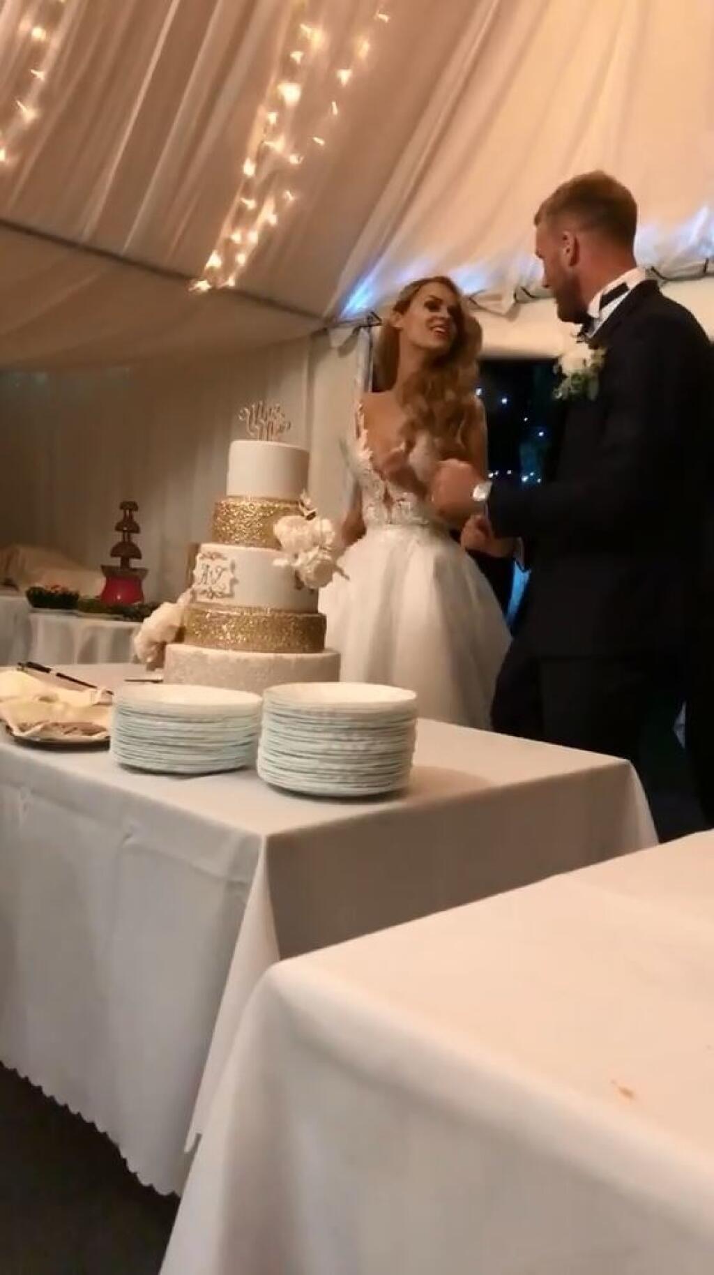 Zamilovaný pár si svoju svadbu poriadne užíval.