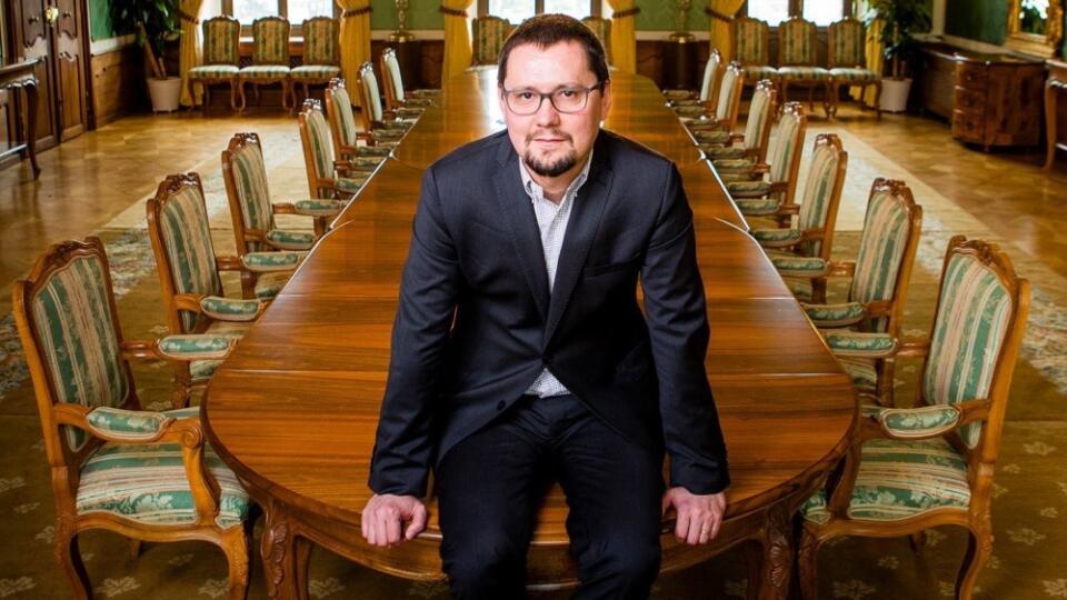 Baťo pôsobil ako hovorca premiérky Radičovej, neskôr radil prezidentovi Kiskovi.