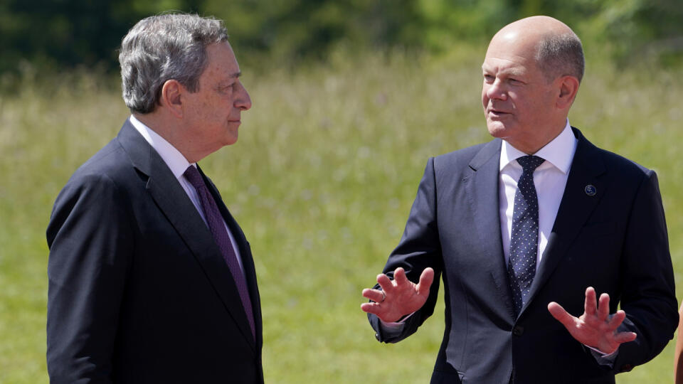 EBE 25 Elmau - Na snímke zľava taliansky premiér Mario Draghi a nemecký kancelár Olaf Scholz počas spoločného fotografovania na summite G7 s lídrami kľúčových spojencov USA na zámku Elmau v Bavorských Alpách v nedeľu 26. júna 2022. Lídri skupiny G7 - Spojeného kráľovstva, Spojených štátov, Kanady, Francúzska, Nemecka, Talianska a Japonska budú rokovať o vojne na Ukrajine, klimatickej zmene, energetických otázkach a prehlbujúcej sa potravinovej kríze. FOTO TASR/AP
German Chancellor Olaf Scholz,