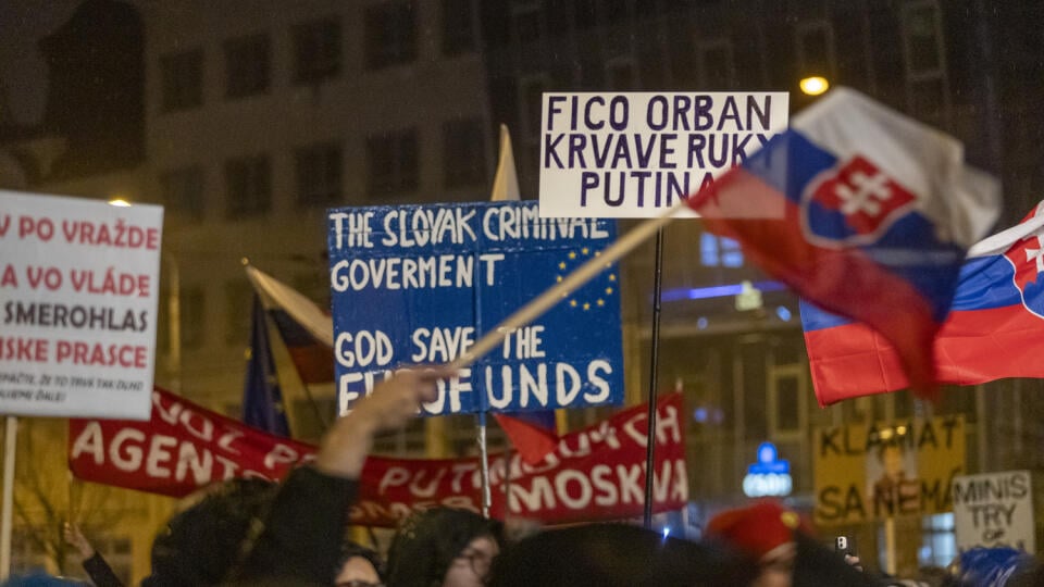 Tisícky ľudí vyjadrili svoju nespokojnosť s vládou Roberta Fica na protivládnych protestoch.
