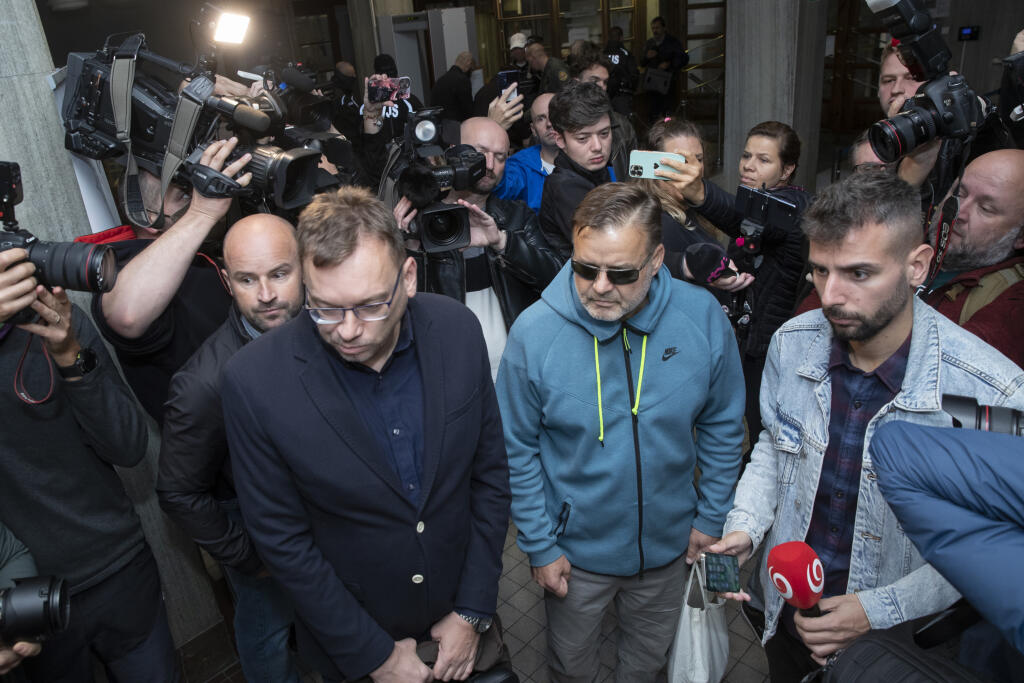 Dušan Dědeček, ktorých spôsobil dopravnou nehodou na Zochovej ulici v Bratislave smrť 5 ľudí sa opätovne postavil pred sú, ktorý rozhoduje o jeho vzatí do väzby. Na snímke s advokátom Jiřím Kučerom.