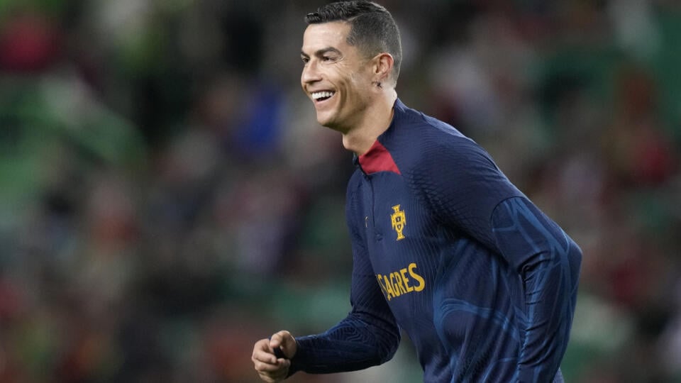 EBE 41 Lisabon - Na snímke portugalský útočník Cristiano Ronaldo počas rozcvičky pred zápasom J-skupiny kvalifikácie o postup na ME 2024 vo futbale Portugalsko - Lichtenštajnsko v Lisabone 23. marca 2023. Ronaldo sa stal celosvetovým rekordérom v počte štartov za národný tím. Vo štvrtkovom domácom súboji nastúpil na 197. zápas v reprezentácii. FOTO TASR/AP
Portugal's Cristiano Ronaldo warms up prior to the Euro 2024 group J qualifying soccer match between Portugal and Liechtenstein at the Jose