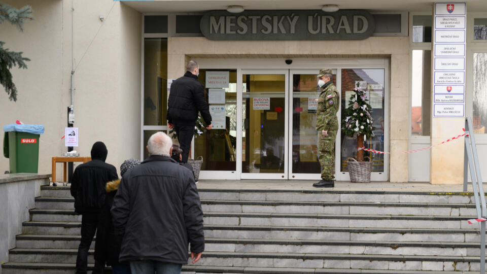 Vo Vrábľoch v Nitrianskom okrese je počas víkendového plošného testovania na ochorenie COVID-19 zriadených deväť odberových miest. Mesto na nich umožnilo testovanie aj ľuďom z iných obcí a miest. Na snímke odberné miesto na Mestskom úrade vo Vrábľoch 10. januára 2021. FOTO TASR - Henrich Mišovič