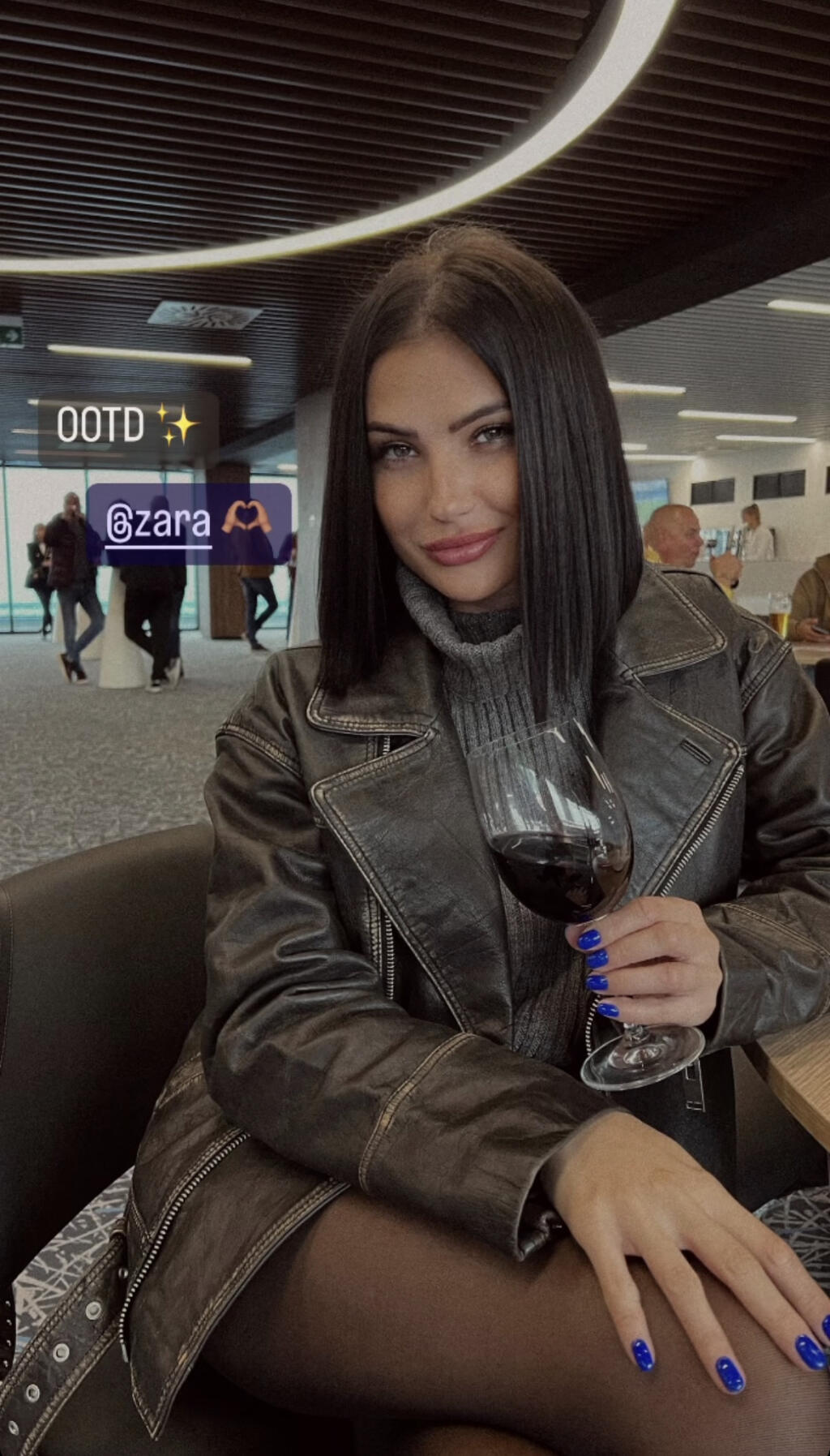 Kmotríková ex si užívala VIP na Slovane s pohárom v ruke.