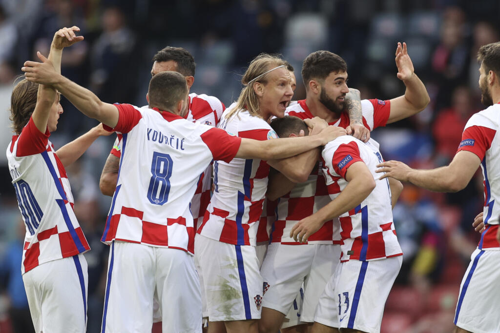 JB 38 Glasgow - Chorvátsky hráč Nikola Vlasič(uprostred vpravo) oslavuje so spoluhráčmi úvodný gól proti Škótsku v zápase D-skupiny Škótsko - Chorvátsko na EURO 2020 vo futbale v škótskom Glasgowe 22. júna 2021. FOTO TASR/AP
Croatia's Nikola Vlasic, centre right, celebrates with team mates after scoring his side's opening goal during the Euro 2020 soccer championship group D match between Croatia and Scotland at the Hampden Park stadium in Glasgow, Tuesday June 22, 2021. (Lee Smith, Pool Photo