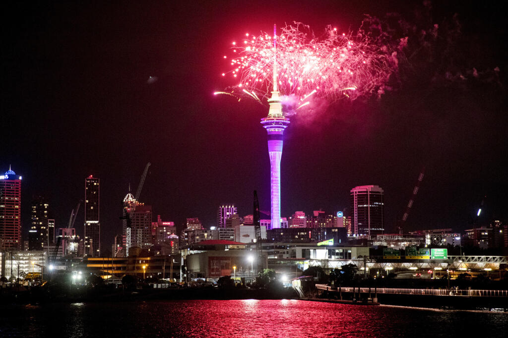 Ohňostroj exploduje nad vežou Sky Tower počas novoročných osláv v Aucklande 31. decembra 2022.