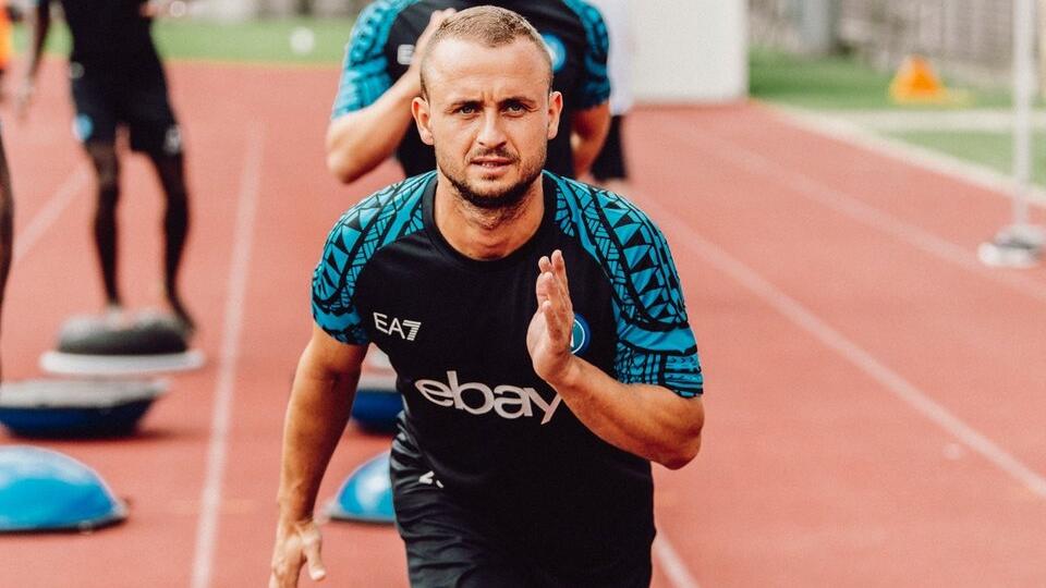 Stanislav Lobotka trénuje balans.