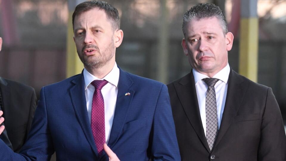 Na snímke zľava eurokomisár pre krízové riadenia Janez Lenarčič, predseda vlády SR Eduard Heger (OĽANO) a minister vnútra Roman Mikulec (OĽANO) počas brífingu v novovzniknutom humanitárnom hube, ktorý bude prijímať kamióny s pomocou Ukrajine v areáli prekladiska Haniska pri Košiciach, spoločnosť Interport v okrese Košice okolie 23. marca 2022. FOTO TASR – Roman Hanc