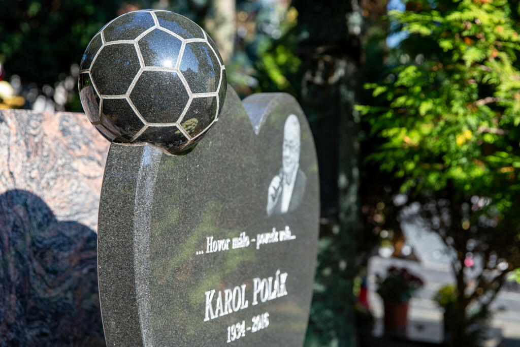 V Slávičom údolí je pochovaný aj slávny komentátor Karol Polák.
