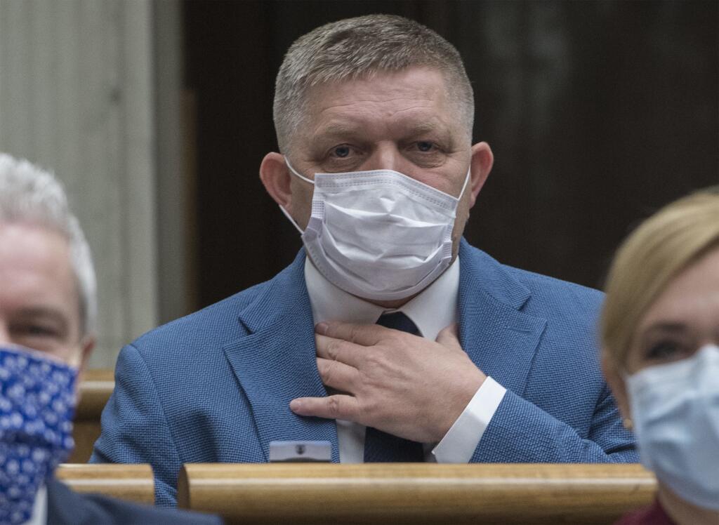 Na snímke poslanec parlamentu Robert Fico (Smer-SD) počas štvrtej schôdze Národnej rady (NR) Slovenskej republiky v Bratislave 1. apríla 2020. FOTO TASR - Martin Baumann