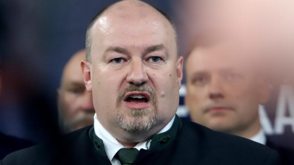 Na snímke Rudolf Huliak počas tlačovej konferencie, na ktorej predseda mimoparlamentnej Slovenskej národnej strany (SNS) Andrej Danko predstavil kandidátnu listinu strany pred septembrovými predčasnými parlamentnými voľbami vo Zvolene v sobotu 10. júna 2023. FOTO TASR - Ján Krošlák
