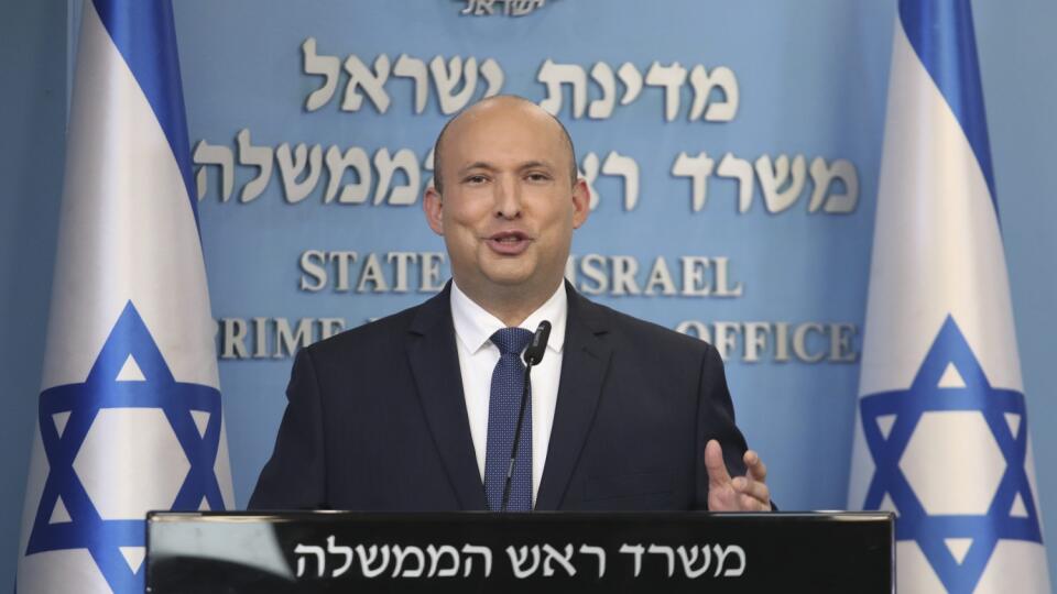 KK11 Jeruzalem - Izraelský premiér Naftali Bennett hovorí počas tlačovej konferencie 2. januára 2022 v Jeruzaleme. V Izraeli začnú podávať štvrtú dávku protikoronavírusovej zdravotníkom a ľuďom vo veku 60 a viac rokov. Oznámil to v nedeľu izraelský premiér Naftali Bennett. FOTO TASR/AP
Israeli Prime Minister Naftali Bennett speaks during a news conference at the Prime Minister's Office in Jerusalem on Sunday, Jan. 2, 2022. (Emil Salman/Pool Photo via AP)