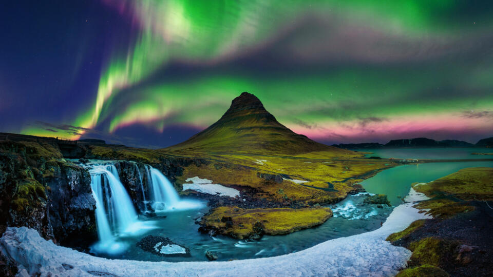 Northern,Light,,Aurora,Borealis,At,Kirkjufell,In,Iceland.,Kirkjufell,Mountains