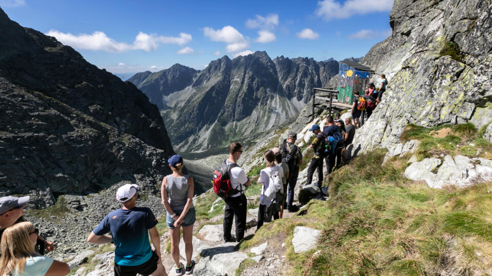 Dlhé rady a davy ľudí na obľúbených turistických miestach nie sú ničím výnimočným. Nová aplikácie Turistický semafor sľubuje monitorovanie preplnených miest.