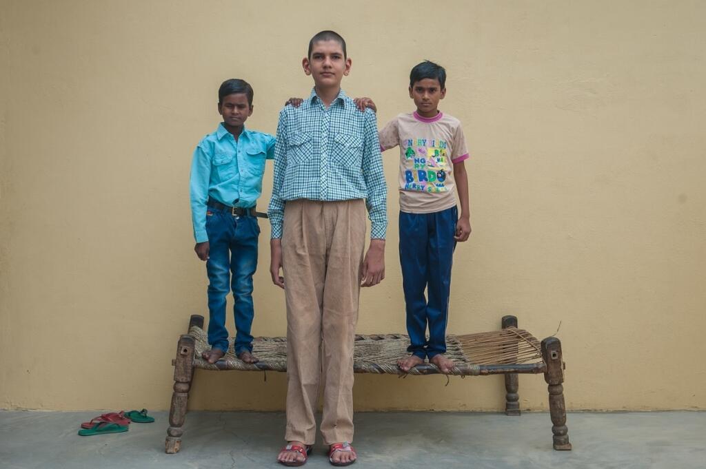 Мальчик был невысокий зато очень. Самый высокий ребенок в мире Каран Сингх. Каран Сингх рост. Каран Сингх рост в 8 лет. Каран Сингх мальчик.