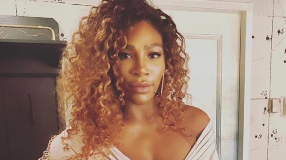 Serena Williams svoje vnady natlačila do šiat. Podprsenka ich však nedrží.