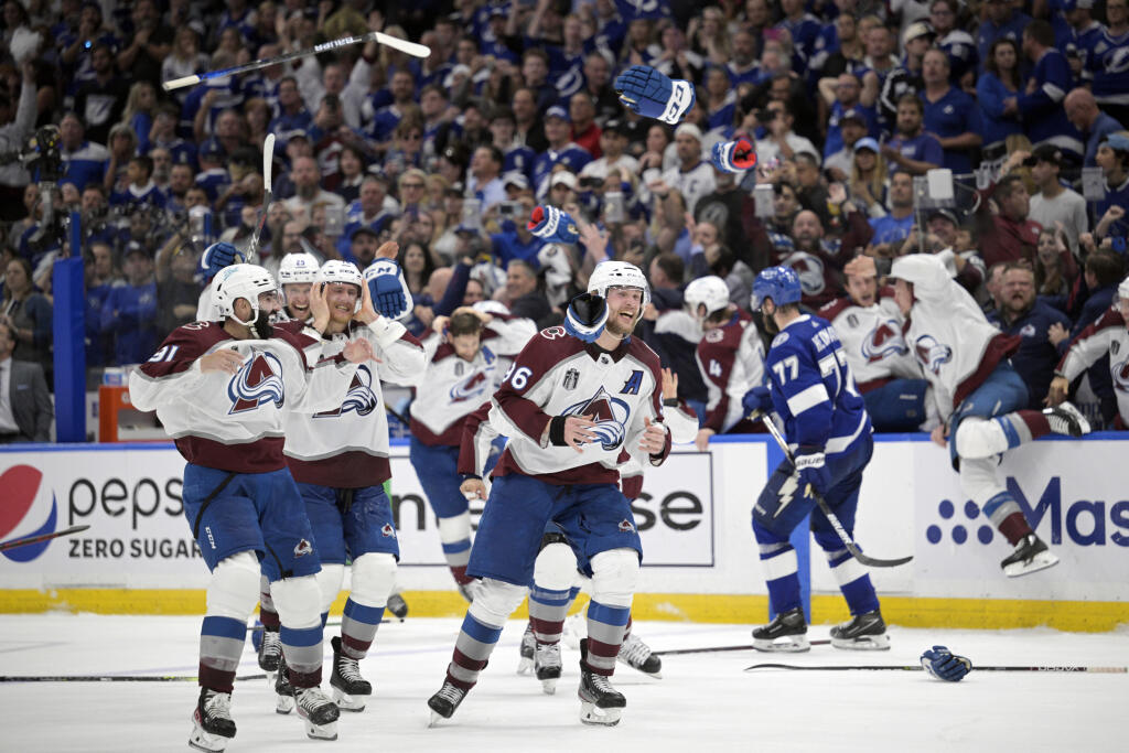 PK 4 Tampa - Na snímke hráči Colorada Avalanche hádžu hokejky a rukavice po víťazstve v šiestom zápase finále NHL Tampa Bay Lightning - Colorado Avalanche v Tampe 26. júna 2022. Hokejisti Colorada Avalanche získali tretíkrát v histórii Stanleyho pohár. V šiestom dueli finále play off NHL zvíťazili v noci na pondelok na ľade Tampy Bay Lightning 2:1 a v celej sérii triumfovali 4:2 na zápasy.