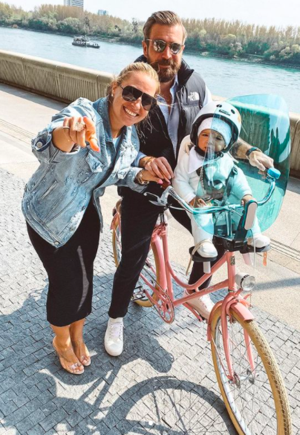 Na novučičkom bicykli je namontovaná ochranná štýlová ochranná fólia.