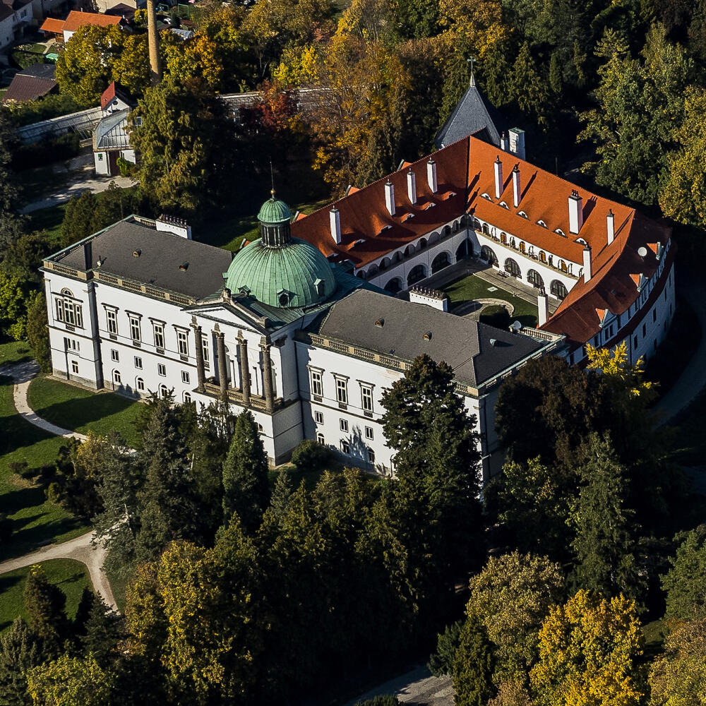 Tlačová agentúra Slovenskej republiky (TASR) ponúka vo svojom spravodajstve počas letných mesiacov seriál správ o turisticky zaujímavých slovenských lokalitách. Každý deň vyjde v domácom a v easy servise jedna správa s označením LETO2020. Na leteckej snímke z 11. októbra 2018 pohľad na kaštieľ v Topoľčiankach, okres Zlaté Moravce. FOTO TASR - Michal Svítok