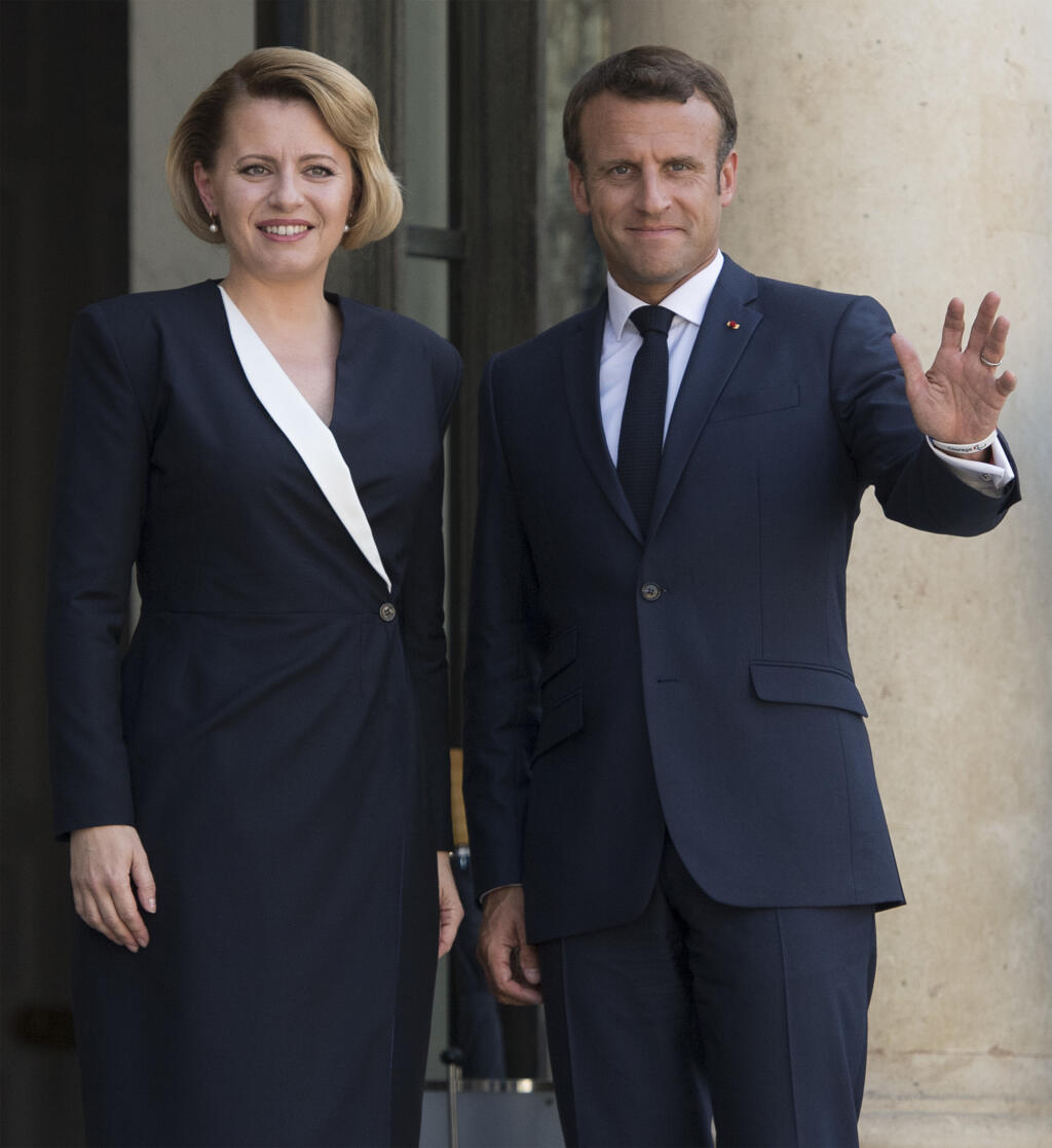 Francúzsky prezident Emmanuel Macron a prezidentka SR Zuzana Čaputová počas stretnutia 24. júla 2019 v Elyzejskom paláci v Paríži. Prezidentka SR Zuzana Čaputová pricestovala na dvojdňovú oficiálnu návštevu Francúzska.
