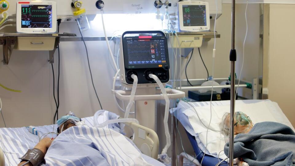 Rumunsko nezvláda boj s koronavírusom: V nemocnici v Bukurešti je preplnená márnica, obete umiestňujú na chodbe.