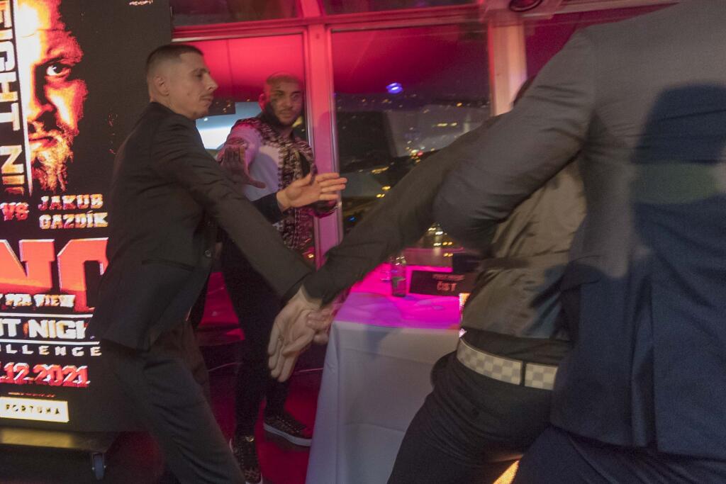 Pri vzájomnom konfrontovaní sa tvárou v tvár sa do seba dokonca pustili a strhla sa mela.