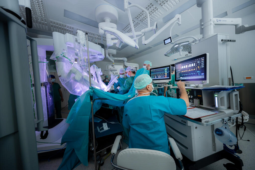 V Nemocnici Bory prebehli prvé operačné zákroky:  2. mája onkogynekologická operácia pod vedením MUDr. Mikuláša Redechu a  3. mája prvá robotická operácia onkochirurgického pacienta pod vedením prof. MUDr. Alexandra Ferka.