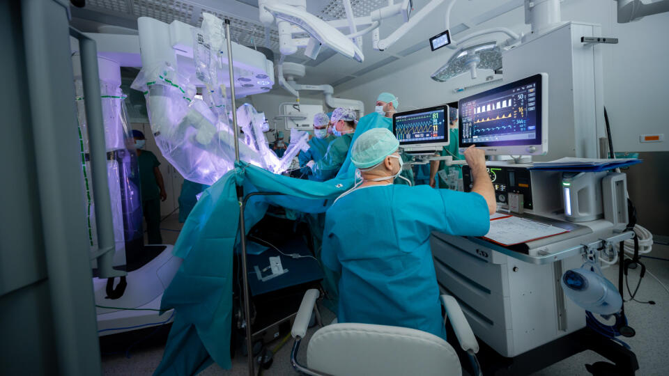 V Nemocnici Bory prebehli prvé operačné zákroky: 2. mája onkogynekologická operácia pod vedením MUDr. Mikuláša Redechu a 3. mája prvá robotická operácia onkochirurgického pacienta pod vedením prof. MUDr. Alexandra Ferka.