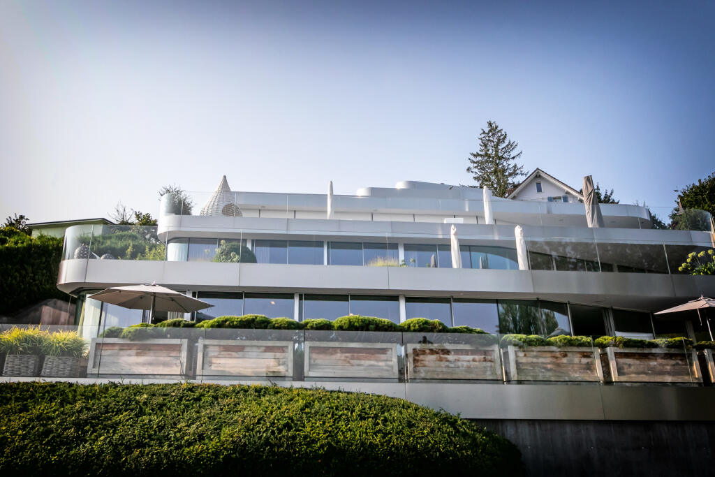 Takto vyzerá vila vo Wollerau z bezprostrednej blízkosti. Palác Federerovcov sme navštívili osobne. Odhadovaná cena komplexu je 7,5 milióna eur.