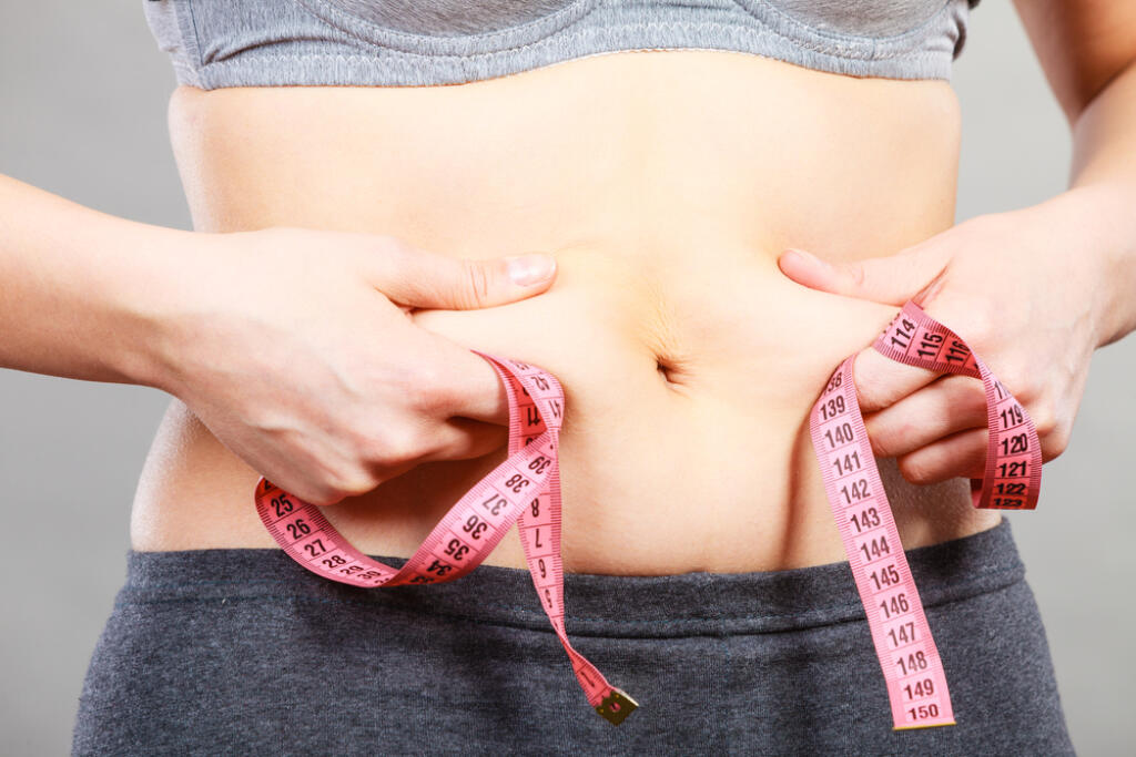 Zhoďte pár kíl – už 3 až 5 kg, ktoré schudnete, sa odrazí na znížení tlaku. Sledujte hlavne svoj pás. U žien by nemal byť opasok dlhší ako 80 cm a mužom by mal stačiť 94 cm