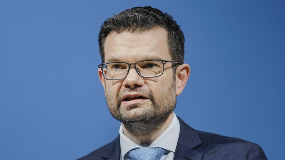 WA 15 archív Berlín - Na archívnej snímke z 9. decembra 2021 nemecký minister spravodlivosti Marco Buschmann počas tlačovej konferencie v Berlíne. Buschmann v januári 2022 predstaví novú legislatívu, ktorá z trestného zákonníka odstráni zákaz propagácie interrupcií pre lekárov. Povedal to v rozhovore pre denník Westdeutsche Allgemeine Zeitung (WAZ), ktorý bol publikovaný v stredu 22. decembra 2021. Podľa AP plánuje nová nemecká vláda pod vedením sociálnych demokratov zrušiť aj 40 rokov starý zák