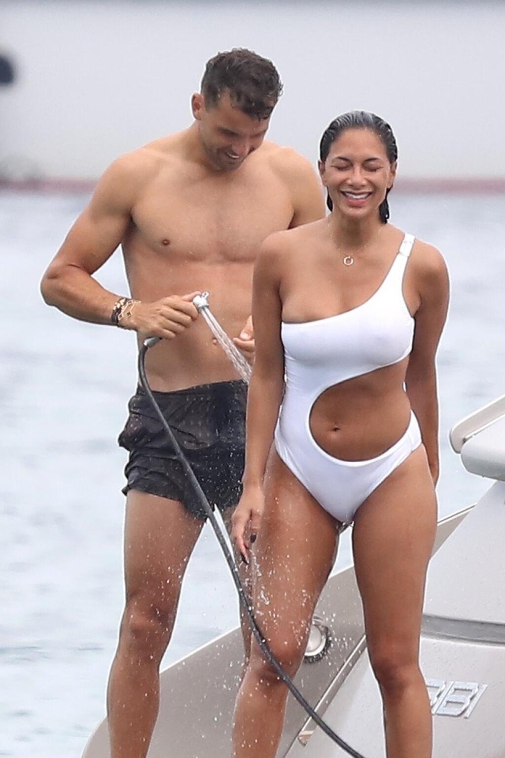 Vymyť soľ doslovne odvšadiaľ sa rozhodla speváčka Nicole Scherzinger a jej priateľ Grigor Dimitrov, s ktorým si užíva dovolenku na francúzskom pobreží neďaleko Saint-Tropez