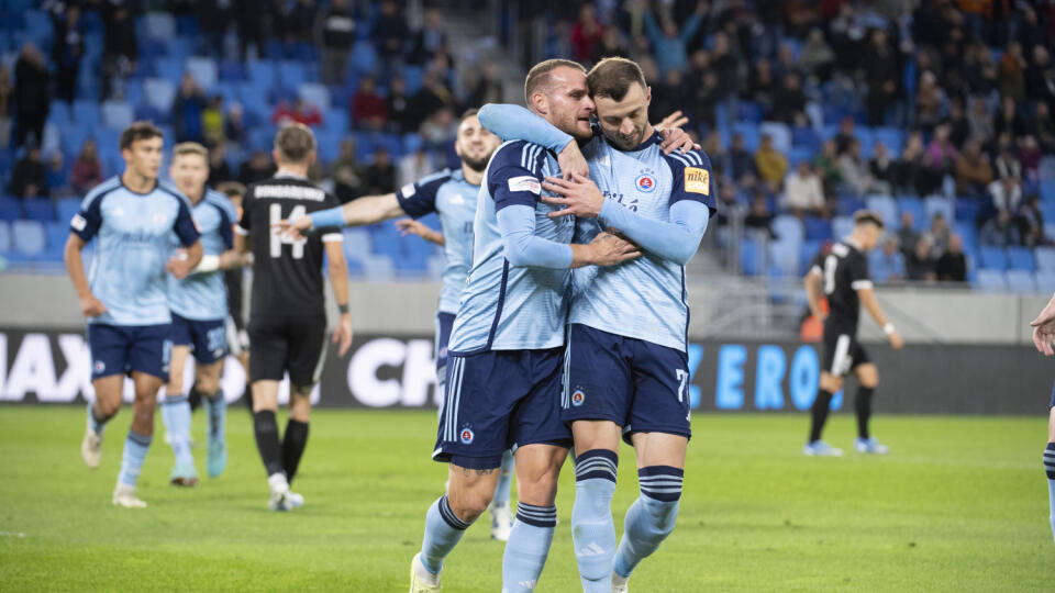 Na snímke radosť po strelení gólu vľavo strelec Lukáš Pauschek a vpravo Aleksandar Čavrič (obaja Slovan) v zápase 10. kola futbalovej Niké ligy ŠK Slovan Bratislava - AS Trenčín 8. októbra 2023 v Bratislave. FOTO TASR - Pavel Neubauer