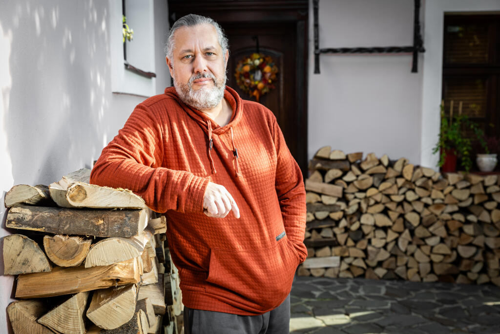 Hudobník Oskar Rózsa vo svojom dome v Banskej Štiavnici.