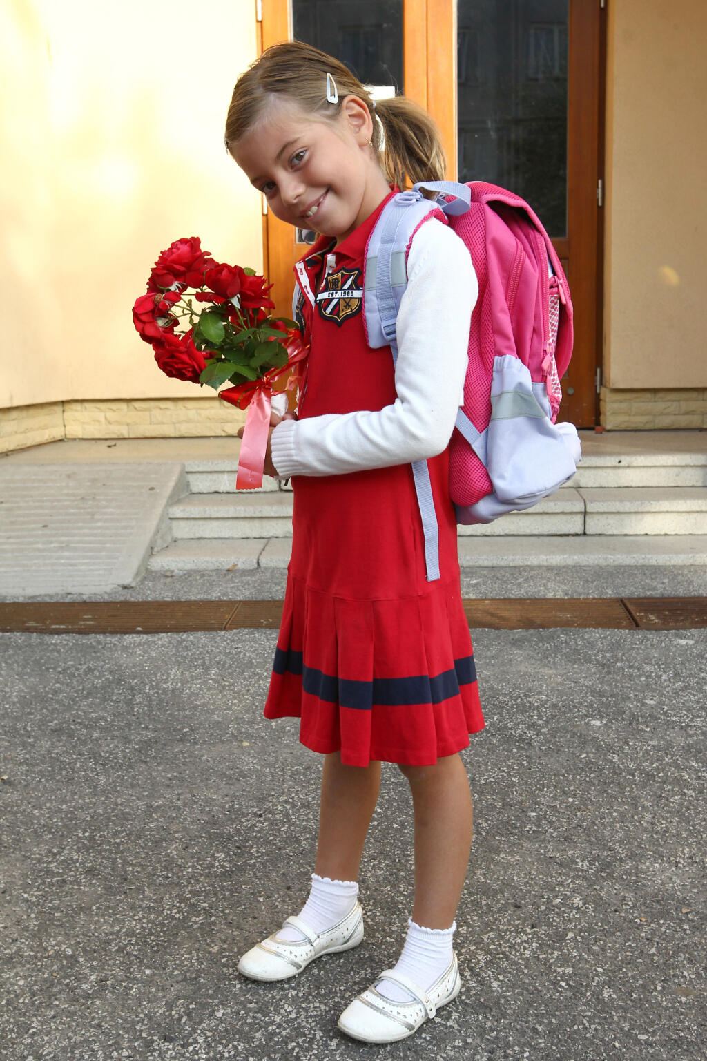 Zuzana Vackova odprevadza dceru do skoly.
Prvy den v skole.