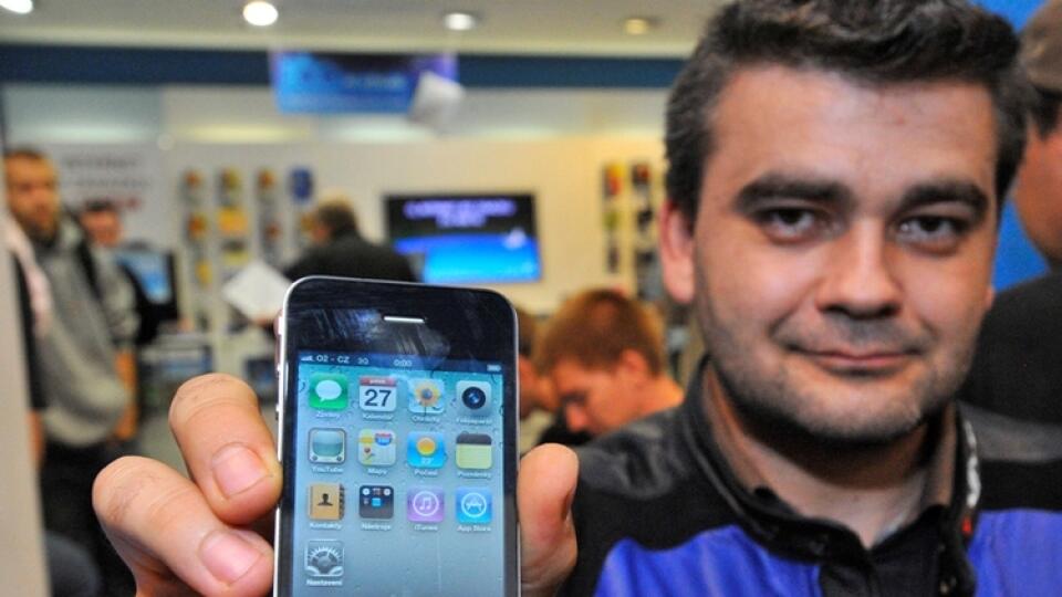 Prvý: Pavel Jarkovský,
hrdý majiteľ
prvého českého
iPhonu a jeho miláčik.