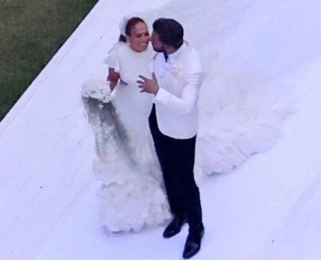 Speváčka Jennifer Lopez na oslavu nového roka zverejnila doteraz nevidené fotografie zo svojej svadby. Krásna latino hviezda mala na sebe šaty z dielne módneho návrhára Ralpha Laurena a ženích bol odetí v elegantnom bielom smokingu.