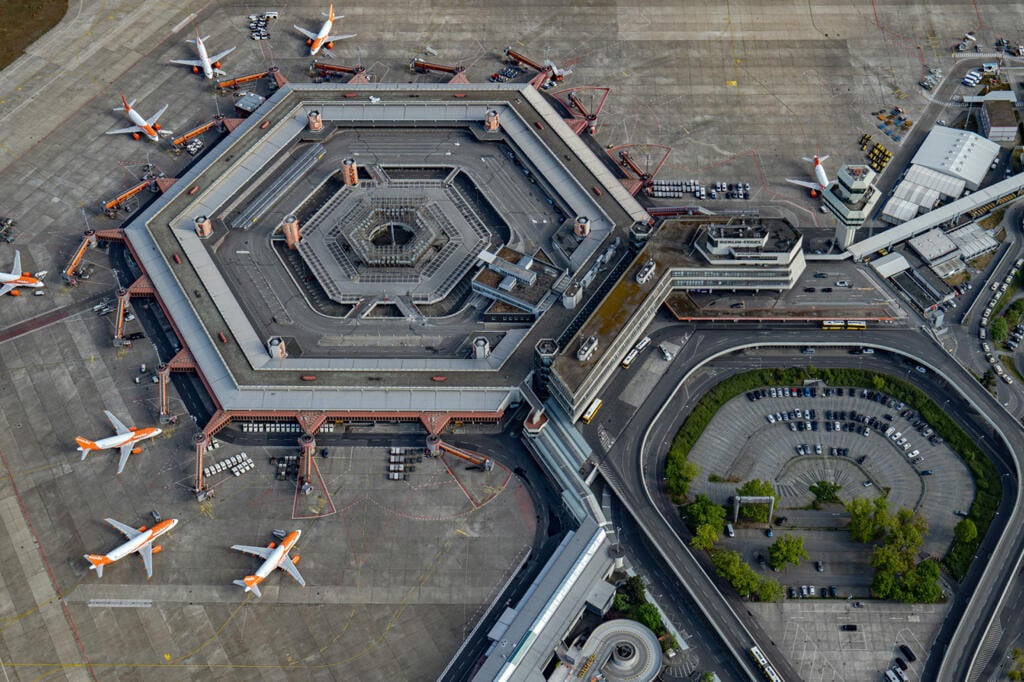 WA 16 archív Berlín - Na archívnej snímke zo 6. mája 2020 letecký pohľad na berlínske letisko Tegel. Berlínske letisko Tegel sa zrejme stane 