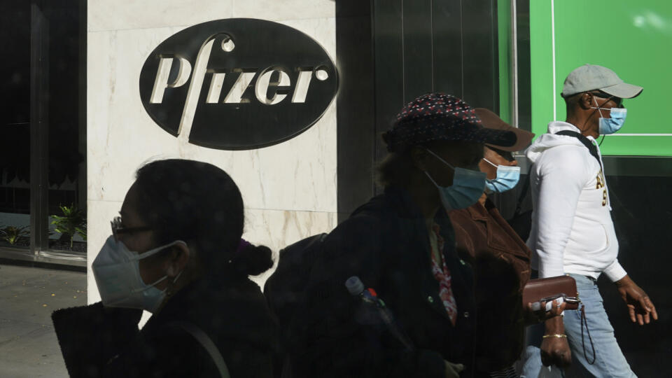 KK3 New York - Na archívnej snímke z 9. novembra 2020 ľudia kráčajú okolo svetového sídla Pfizeru v New Yorku. Poradný výbor amerického Úradu pre kontrolu potravín a liečiv (FDA) vo štvrtok 10. decembra 2020 odporučil schválenie použitia vakcíny proti ochoreniu COVID-19 od spoločností BioNTech a Pfizer v mimoriadnych prípadoch. FOTO TASR/AP
FILE - In this Nov. 9, 2020, file photo, pedestrians walk past Pfizer world headquarters in New York. A U.S. government advisory panel convened on Thursda