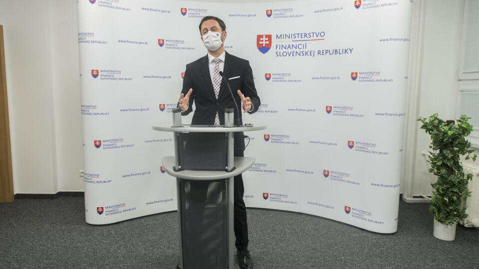 Na snímke minister financií SR Eduard Heger (OĽaNO) počas brífingu na Tému: Oznámenie víťaza výberového konania na predsedu Rady pre rozpočtovú zodpovednosť (RRZ) 8. septembra 2020 v Bratislave. Novým predsedom RRZ by sa mal stať ekonomický expert a bývalý viceguvernér Národnej banky Slovenska Ján Tóth. FOTO TASR - Martin Baumann