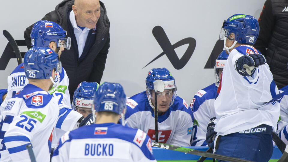 Na snímke hore vľavo tréner Slovenska Craig Ramsay dáva pokyny svojim zverencom počas prípravného zápasu Nemecko - Slovensko v Drážďanoch v piatok 29. apríla 2022. Slovenskí hokejisti odohrajú v piatok a sobotu dva prípravné duely s domácim Nemeckom v rámci prípravy pred májovým svetovým šampionátom vo Fínsku. FOTO TASR - Martin Baumann