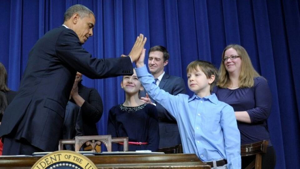 Obama: Zmeny predstavil
spolu s deťmi, ktoré mu
napísali listy proti zbraniam.