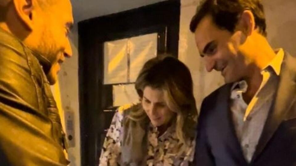 Fanúšik ukázal Federerovi, čo má vytetované na ruke. Švajčiarsky tenista bol z toho poriadne zaskočený a s údivom to sledovala aj jeho manželka Mirka. Tej to poriadne seklo.