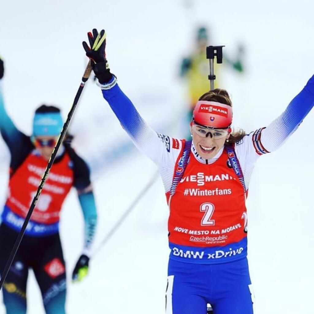 Sestry Fialkové verzus biatlonový zväz - Paulína Fialková podáva v tejto sezóne Svetového pohára biatlonu fantastické výkony a v celkovom poradí jej patrí skvelá druhá priečka. Všetko však mohlo byť inak! Naše sesterské duo sa totiž pred štartom tohto ročníka nevedelo dohodnúť so Slovenským zväzom biatlonu na novej zmluve. Kvôli tomu hrozilo, že zväz naše biatlonistky neprihlási na podujatia Svetového pohára a tým pádom by sme mohli na krásne výsledky staršej Paulíny zabudnúť. Spor medzi sestrami a SZB vznikol ohľadom Zmluvy o štátnej športovej reprezentácii, ktorú majú podpísať všetci reprezentanti. Obe reprezentantky ju odmietli s tým, že nesúhlasia s viacerými jej bodmi najmä ohľadom prevodu osobnostných práv na zväz. Kauza sa napokon stihla vyriešiť tesne pred štartom prvého kola Svetového pohára a obe strany nakoniec zmluvu podpísali po mediačnom stretnutí na pôde Slovenského olympijského výboru.