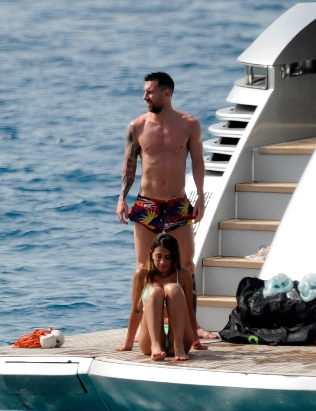 Dovolenka futbalových hviezd sa nezaobišla bez paparazzi fotografov, ktorí na nich číhali. Pozornosť však pútali najmä manželky.