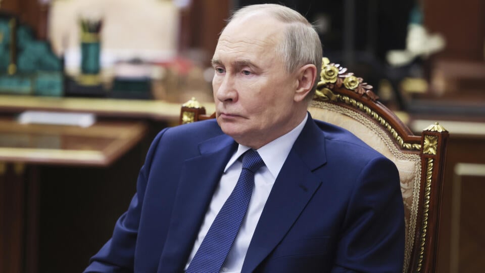 JB 15 Moskva - Ruský prezident Vladimir Putin hovorí s riaditeľom Federálneho finančného monitorovacieho systému Jurijom Čichančinom počas ich stretnutia v Kremli v Moskve 8. júla 2025. FOTO TASR/AP
Russian President Vladimir Putin speaks with Yuri Chikhanchin, the Director of the Federal Financial Monitoring System, at the Kremlin in Moscow, Russia, Tuesday, July 8, 2025. (Mikhail Metzel, Sputnik, Kremlin Pool Photo via AP)